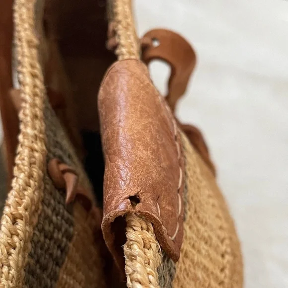 Elegant Woven Tote Bag in Tan and Brown - Picture 12 of 14